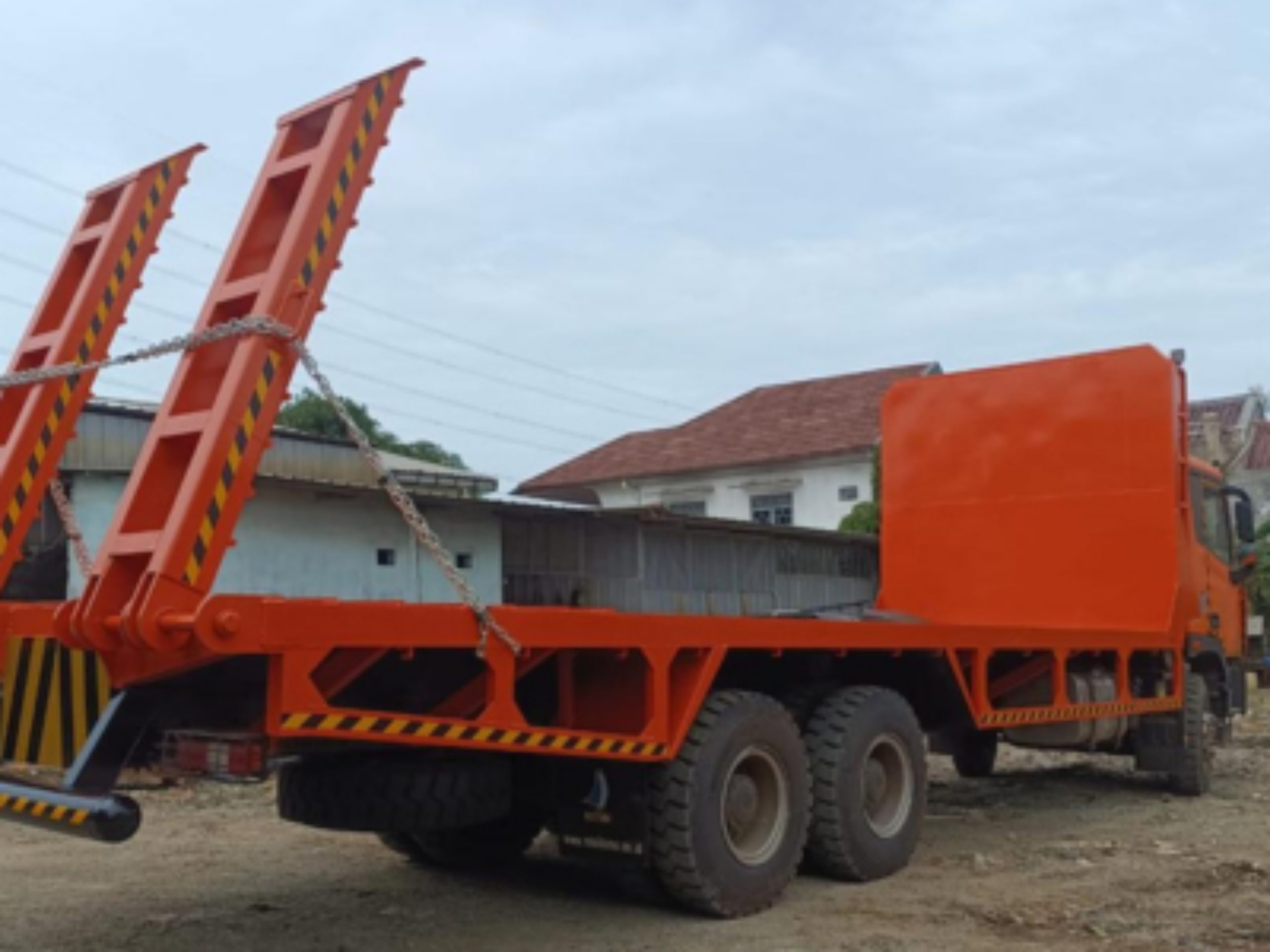 2. FLATDECK DAN RAMDOOR TRUCK 30 TON